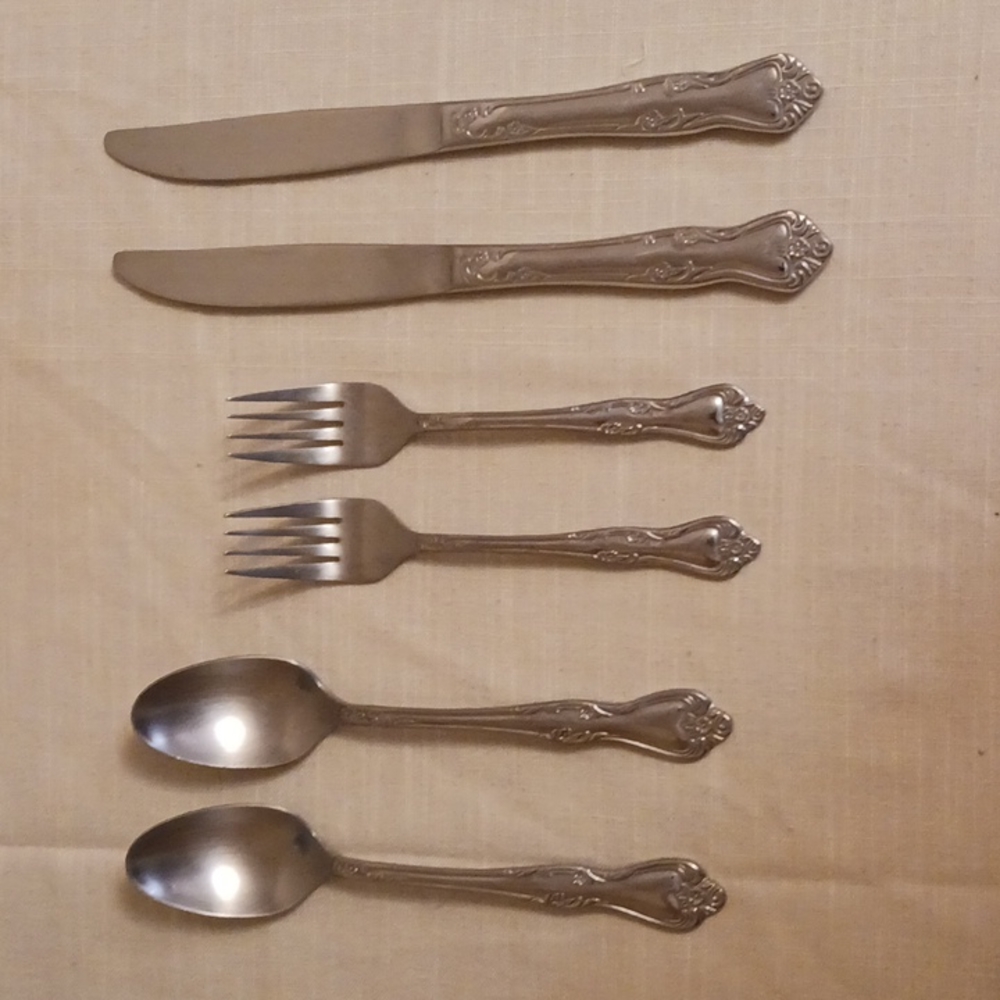 Six pieces of Oneida silverware Fredericksburg Style
